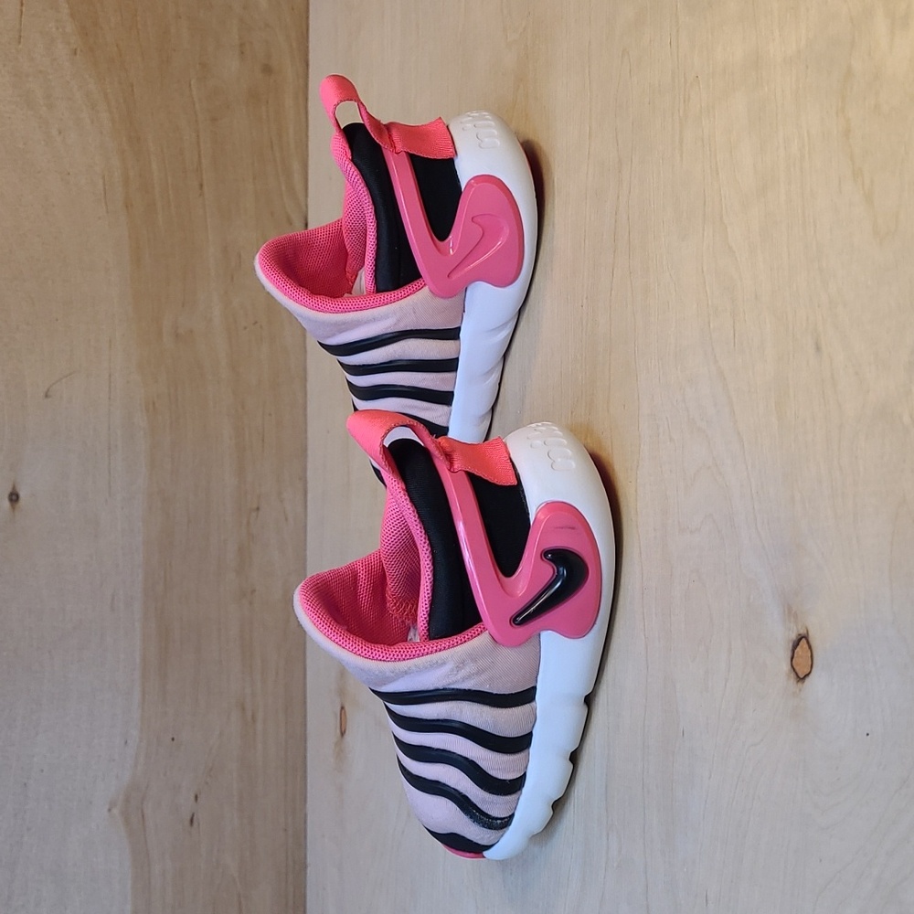 Nike Kids Sneakers Pink and Black - Picture 6 of 10